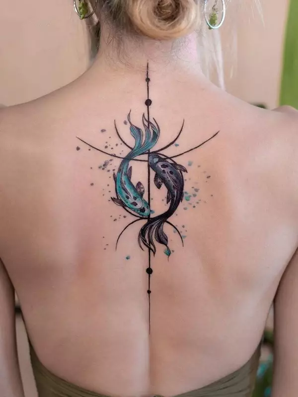 Tatuaje en la columna vertebral: inscripción de tatuajes a lo largo de la columna vertebral y flores en la vértebra cervical, las estrellas y los planetas, signos del zodiaco y otros tatuajes. Bocetos 13939_36