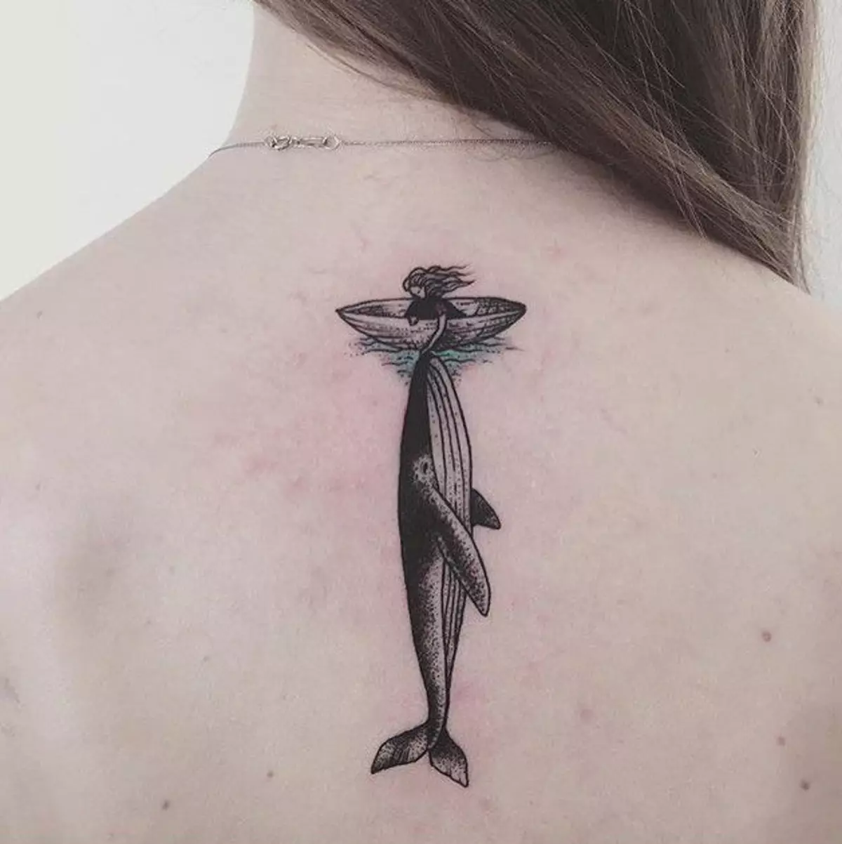 Tattoo op 'e rêch: Tatoeaazjes-ynskripsje lâns de rêch en blommen op' e cervikale vertebra, stjerren en planeten, tekens fan 'e zodiac en oare tatoet. Sketsen 13939_37