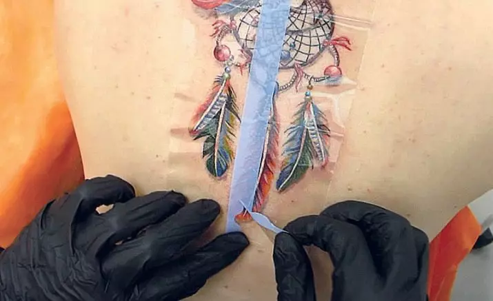 Tattoo op 'e rêch: Tatoeaazjes-ynskripsje lâns de rêch en blommen op' e cervikale vertebra, stjerren en planeten, tekens fan 'e zodiac en oare tatoet. Sketsen 13939_48