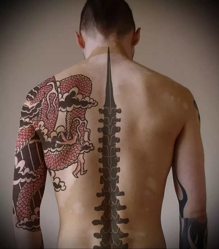 Tattoo op 'e rêch: Tatoeaazjes-ynskripsje lâns de rêch en blommen op' e cervikale vertebra, stjerren en planeten, tekens fan 'e zodiac en oare tatoet. Sketsen 13939_5