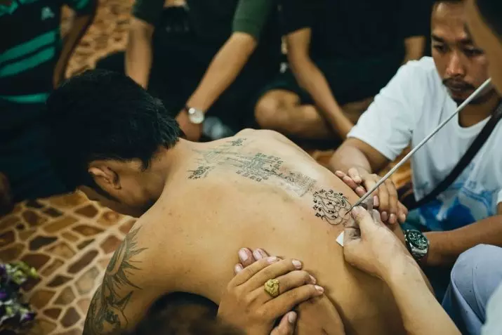 Tattoo sa spine: tattoos-inskripsiyon sa spine ug mga bulak sa cervical vertebra, mga bituon ug mga planeta, mga timailhan sa zodiac ug uban pang tattooc. Mga sketsa 13939_6