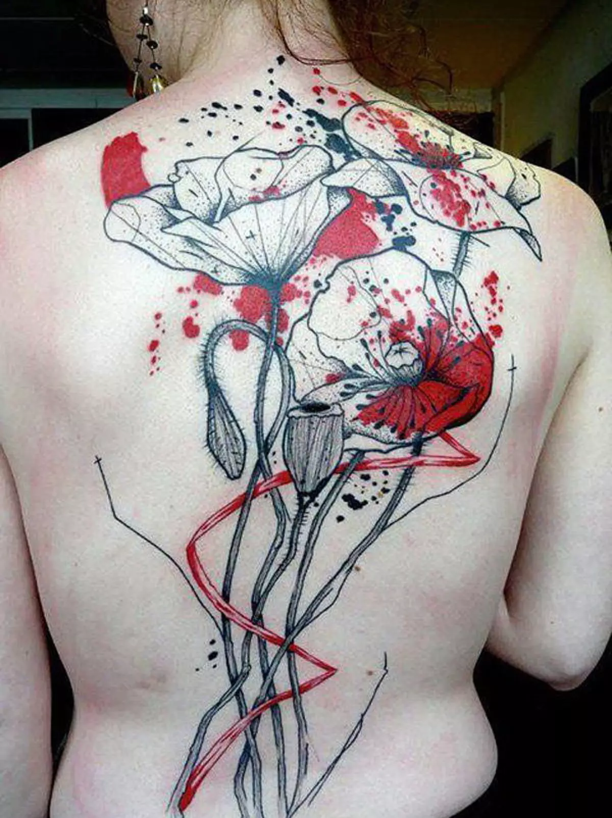 Tatuaż na kręgosłupa: tatuaże-inskrypcja wzdłuż kręgosłupa i kwiaty na kręgach szyjnych, gwiazdach i planetach, znakach zodiaku i innego tatuażu. Szkice. 13939_7