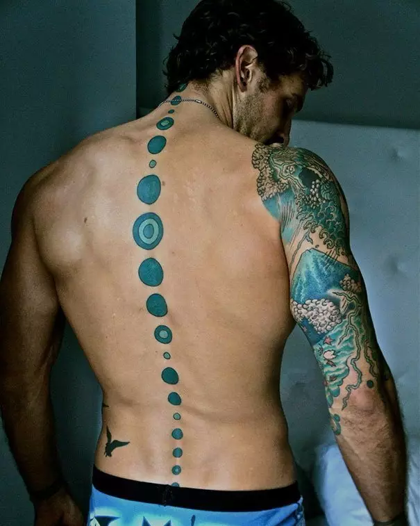 Tattoo op 'e rêch: Tatoeaazjes-ynskripsje lâns de rêch en blommen op' e cervikale vertebra, stjerren en planeten, tekens fan 'e zodiac en oare tatoet. Sketsen 13939_8