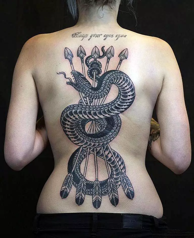Tattoo sa spine: tattoos-inskripsiyon sa spine ug mga bulak sa cervical vertebra, mga bituon ug mga planeta, mga timailhan sa zodiac ug uban pang tattooc. Mga sketsa 13939_9
