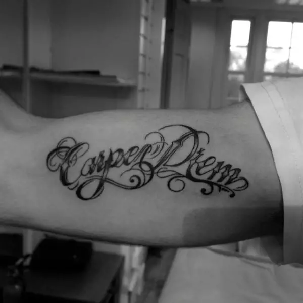 Tattoo Carpe Diem: လက်တင်ဘာသာဖြင့်တက်တူးထိုးခြင်းပုံကြမ်းများ 