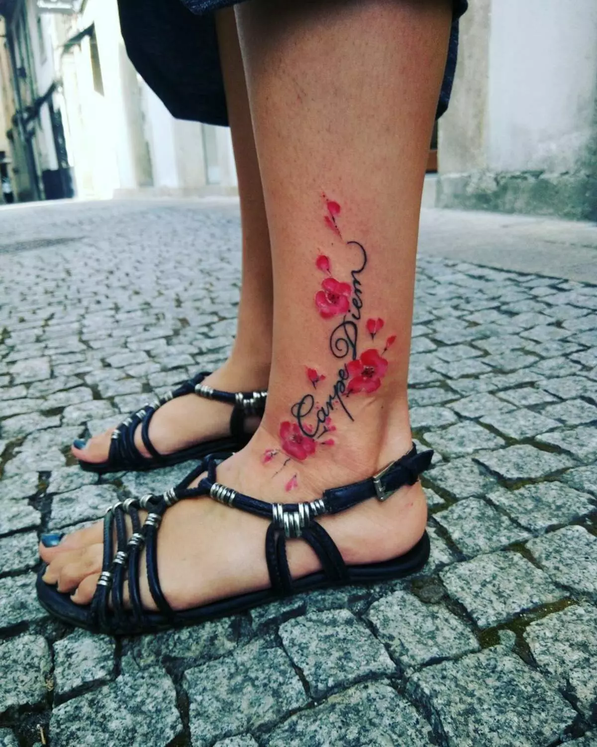Tattoo Carpe DIEM. Դաջվածքների էսքիզները լատիներենով «բռնել պահը»: Դաջվածք ձեռքի եւ կլավիկի վրա, դաստակի եւ աղջիկների եւ տղամարդկանց ոտքի վրա: Գրության իմաստը 13940_9