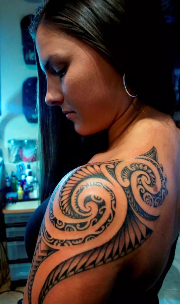 Samoa Tattoo: skizoj de samoaj tatuoj kaj ilia signifo, trajtoj kaj ebloj por tatuo 13942_3