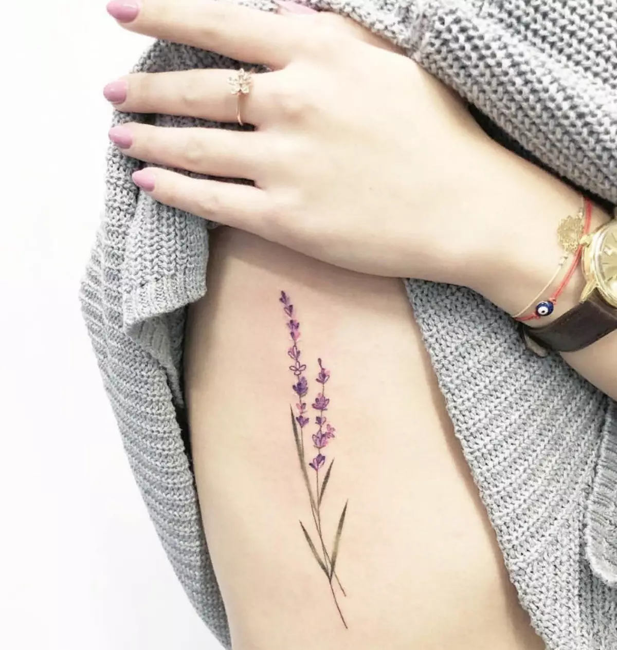 Tatuaggio con lavanda: il valore dei tatuaggi per le ragazze e per gli uomini, schizzi. Tatuaggio a portata di mano e sulla clavicola, sulla gamba e sul polso, sulle costole e su altre parti del corpo 13943_11