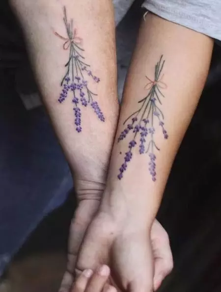 Tatuagem com lavanda: o valor das tatuagens para meninas e para homens, esboços. Tatuagem na mão e na clavícula, na perna e no pulso, nas costelas e em outras partes do corpo 13943_12