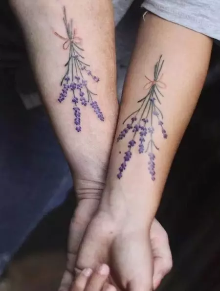 Tattoo uban sa Lavender: Ang kantidad sa mga tattoo alang sa mga batang babaye ug alang sa mga lalaki, sketch. Tattoo sa kamot ug sa clavicle, sa bitiis ug sa pulso, sa mga gusok ug sa ubang mga bahin sa lawas 13943_12