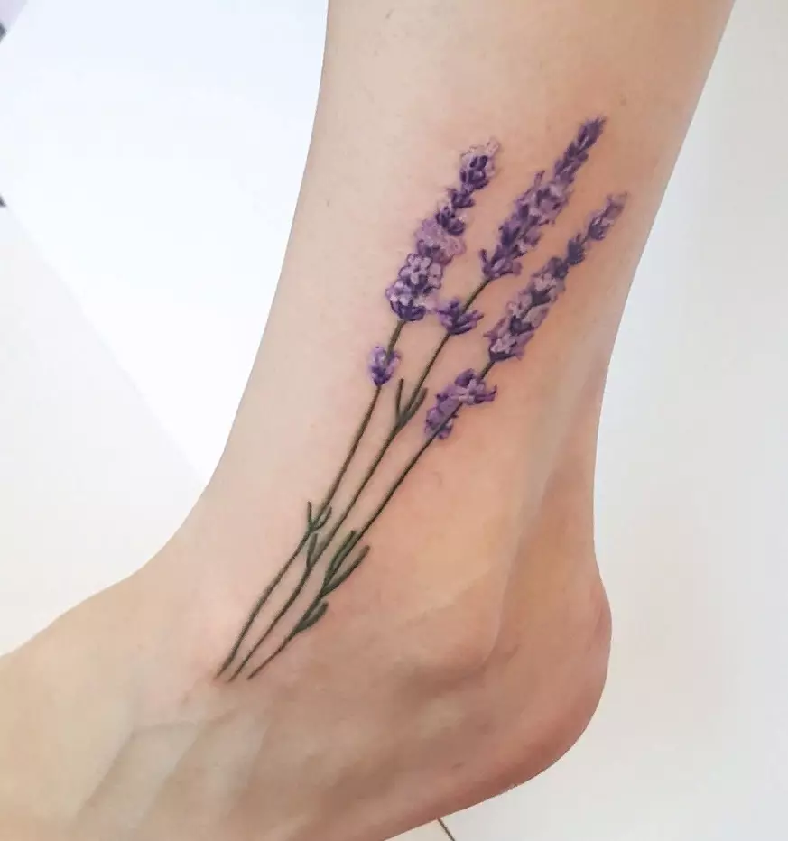 Tattoo ine lavender: Iko kukosha kweTattoos yevasikana uye kune varume, sketches. Tattoo paruoko uye pane clavicle, pagumbo uye pachiuno, pamabvu uye pane dzimwe nhengo dzemuviri 13943_13