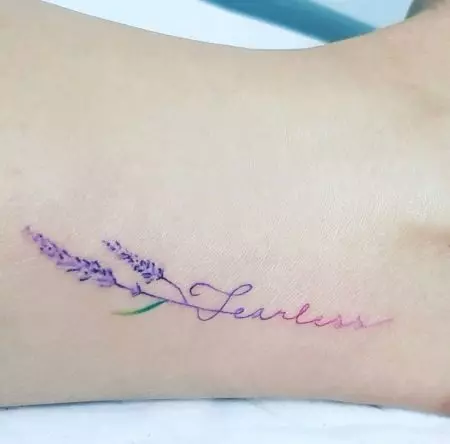 Tattoo na lavender: thamani ya tatto kwa wasichana na kwa wanaume, michoro. Tattoo kwa mkono na juu ya clavicle, mguu na juu ya mkono, juu ya namba na sehemu nyingine ya mwili 13943_15