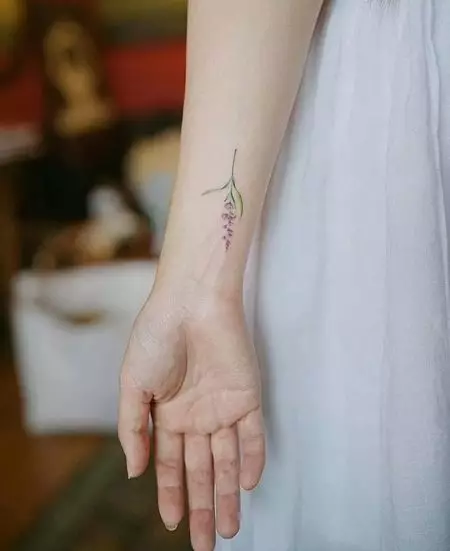 Tattoo na Lavender: agaciro ka tattoos kubakobwa nabagabo, ibishushanyo. Tattoo ku ntoki no kuri clavicle, ku kuguru no ku kuboko, ku rubavu no ku bindi bice by'umubiri 13943_18