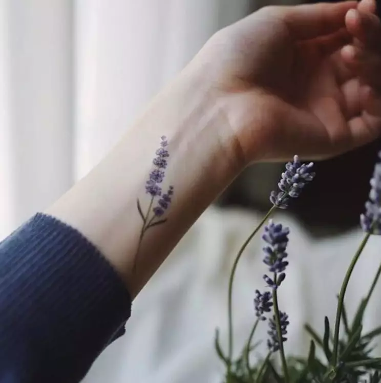 TATTOO WITH LAVENDER: Værdien af ​​tatoveringer til piger og for mænd, skitser. Tatovering på hånden og på clavicle, på benet og på håndleddet, på ribbenene og på andre dele af kroppen 13943_2