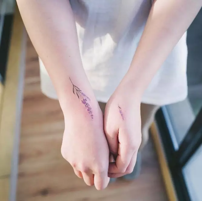 Tattoo s levanduľníkom: hodnota tetovania pre dievčatá a pre mužov, náčrty. Tetovanie na ruke a na kosti, na nohe a na zápästí, na rebrách a na iných častiach tela 13943_22