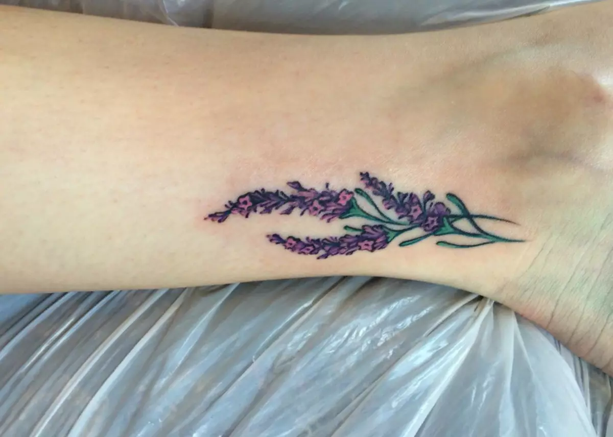 Тетоважа со лаванда: вредноста на тетоважите за девојки и за мажи, скици. Тетоважа на рака и на кловик, на ногата и на рачниот зглоб, на ребрата и на други делови на телото 13943_23