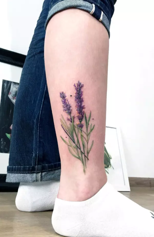 Tattoo uban sa Lavender: Ang kantidad sa mga tattoo alang sa mga batang babaye ug alang sa mga lalaki, sketch. Tattoo sa kamot ug sa clavicle, sa bitiis ug sa pulso, sa mga gusok ug sa ubang mga bahin sa lawas 13943_24