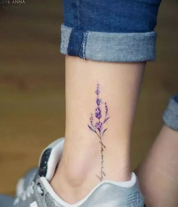 Tattoo s levanduľníkom: hodnota tetovania pre dievčatá a pre mužov, náčrty. Tetovanie na ruke a na kosti, na nohe a na zápästí, na rebrách a na iných častiach tela 13943_4