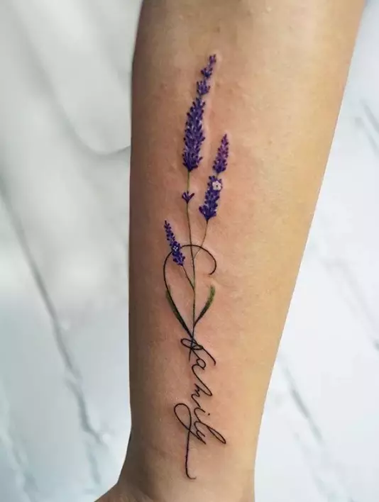 Tattoo miaraka amin'ny lavender: ny lanjan'ny tatoazy ho an'ny zazavavy sy ny lehilahy, sketsa. Tattoo an-tanana sy eo amin'ny clavicle, amin'ny tongotra sy ny hantsana, amin'ny tadiny ary amin'ny faritra hafa amin'ny vatana 13943_6