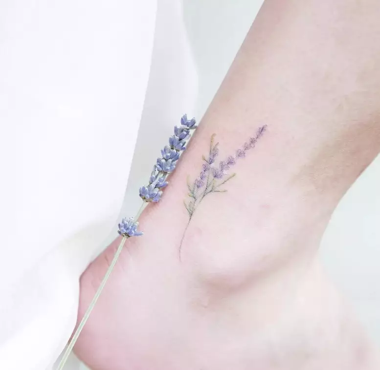 Тетоважа со лаванда: вредноста на тетоважите за девојки и за мажи, скици. Тетоважа на рака и на кловик, на ногата и на рачниот зглоб, на ребрата и на други делови на телото 13943_7