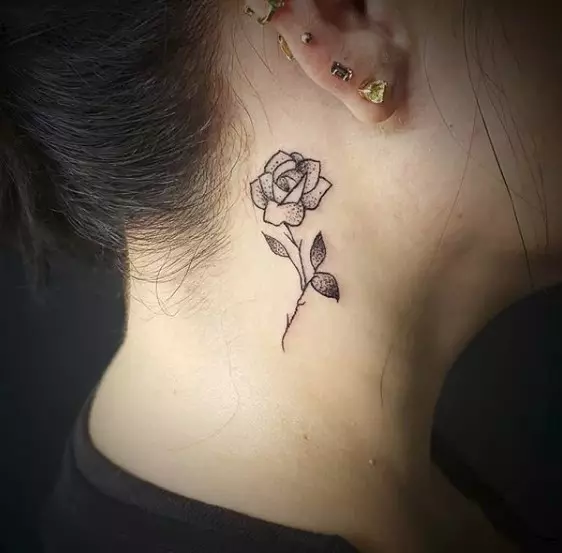 Tetovaža na vratu (67 fotografija): skice, natpisi na vratu leđa i mala tetovaža na grlu ispred, zvijezde i prekrasno cvijeće sa strane, druge cool tetovaže 13945_10
