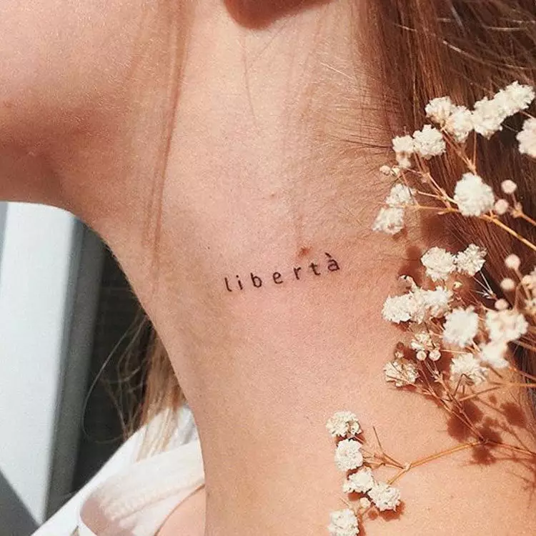 Tetovaža na vratu (67 fotografija): skice, natpisi na vratu leđa i mala tetovaža na grlu ispred, zvijezde i prekrasno cvijeće sa strane, druge cool tetovaže 13945_11