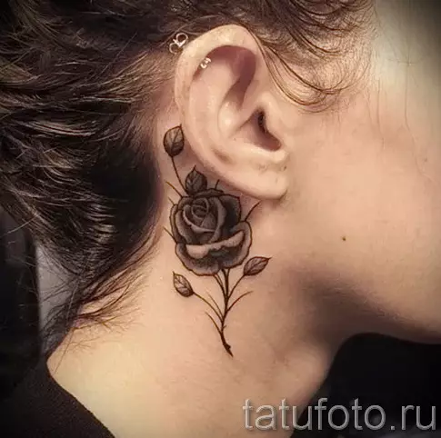 Tetovaža na vratu (67 fotografija): skice, natpisi na vratu leđa i mala tetovaža na grlu ispred, zvijezde i prekrasno cvijeće sa strane, druge cool tetovaže 13945_14
