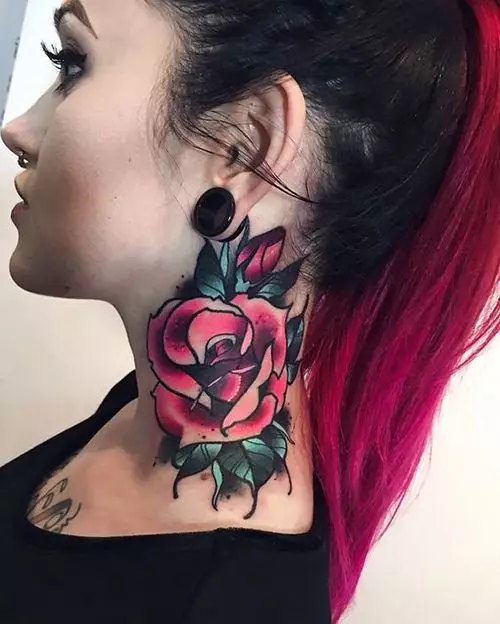Tatuaje en el cuello (67 fotos): bocetos, inscripciones en el cuello de la espalda y pequeño tatuaje en la garganta en frente, estrellas y hermosas flores en el lateral, otros tatuajes geniales 13945_15