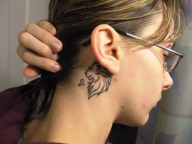 Tatuaje en el cuello (67 fotos): bocetos, inscripciones en el cuello de la espalda y pequeño tatuaje en la garganta en frente, estrellas y hermosas flores en el lateral, otros tatuajes geniales 13945_25