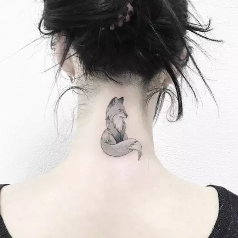 Tetovaža na vratu (67 fotografija): skice, natpisi na vratu leđa i mala tetovaža na grlu ispred, zvijezde i prekrasno cvijeće sa strane, druge cool tetovaže 13945_28