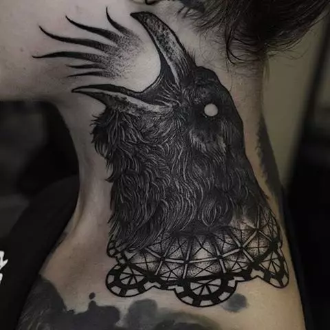 Tatuaje en el cuello (67 fotos): bocetos, inscripciones en el cuello de la espalda y pequeño tatuaje en la garganta en frente, estrellas y hermosas flores en el lateral, otros tatuajes geniales 13945_30