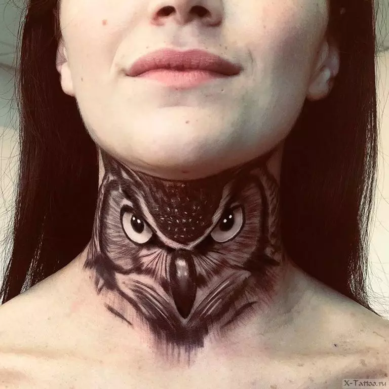 Tatuaje en el cuello (67 fotos): bocetos, inscripciones en el cuello de la espalda y pequeño tatuaje en la garganta en frente, estrellas y hermosas flores en el lateral, otros tatuajes geniales 13945_32