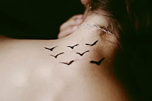 Tatuaje en el cuello (67 fotos): bocetos, inscripciones en el cuello de la espalda y pequeño tatuaje en la garganta en frente, estrellas y hermosas flores en el lateral, otros tatuajes geniales 13945_34
