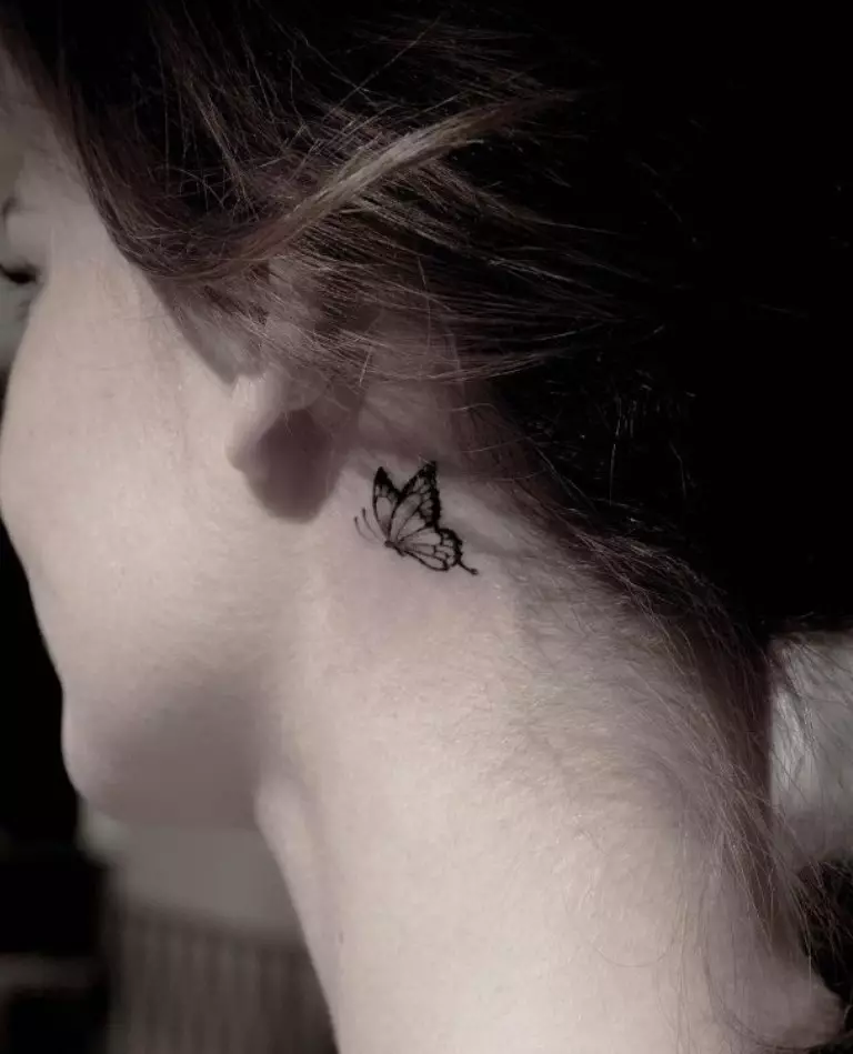 Tatuaje en el cuello (67 fotos): bocetos, inscripciones en el cuello de la espalda y pequeño tatuaje en la garganta en frente, estrellas y hermosas flores en el lateral, otros tatuajes geniales 13945_35