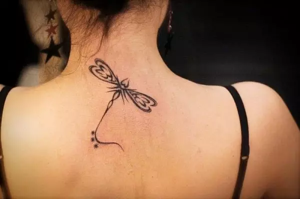 Tetovaža na vratu (67 fotografija): skice, natpisi na vratu leđa i mala tetovaža na grlu ispred, zvijezde i prekrasno cvijeće sa strane, druge cool tetovaže 13945_37
