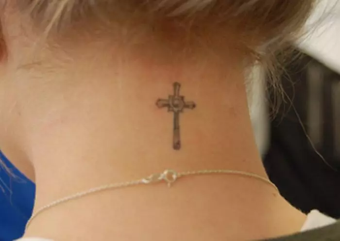 Tetovaža na vratu (67 fotografija): skice, natpisi na vratu leđa i mala tetovaža na grlu ispred, zvijezde i prekrasno cvijeće sa strane, druge cool tetovaže 13945_39