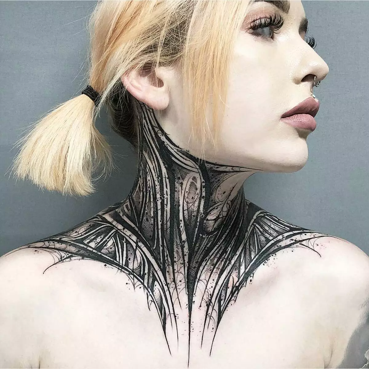 Tatuaje en el cuello (67 fotos): bocetos, inscripciones en el cuello de la espalda y pequeño tatuaje en la garganta en frente, estrellas y hermosas flores en el lateral, otros tatuajes geniales 13945_4