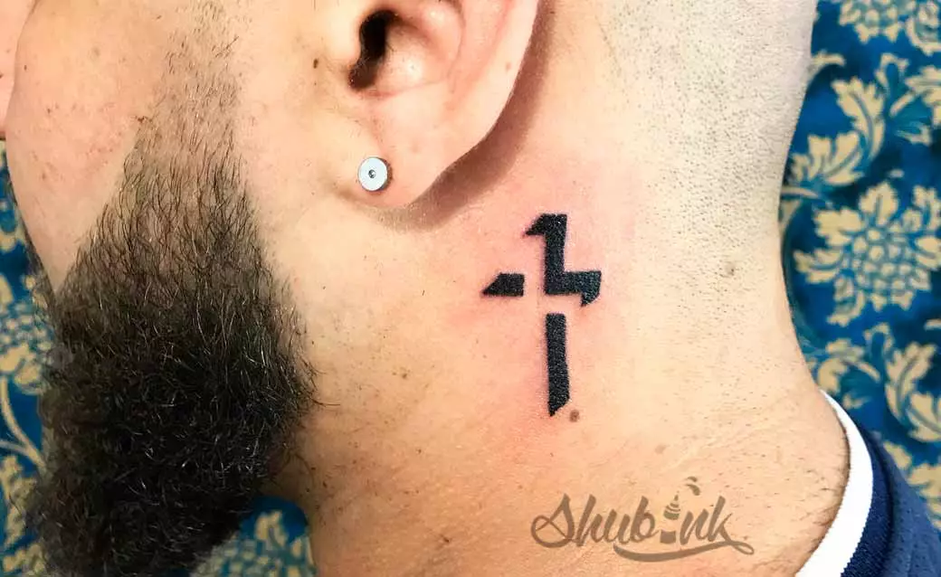 Tatuaje en el cuello (67 fotos): bocetos, inscripciones en el cuello de la espalda y pequeño tatuaje en la garganta en frente, estrellas y hermosas flores en el lateral, otros tatuajes geniales 13945_40