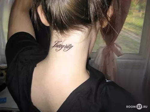 Tetovaža na vratu (67 fotografija): skice, natpisi na vratu leđa i mala tetovaža na grlu ispred, zvijezde i prekrasno cvijeće sa strane, druge cool tetovaže 13945_41