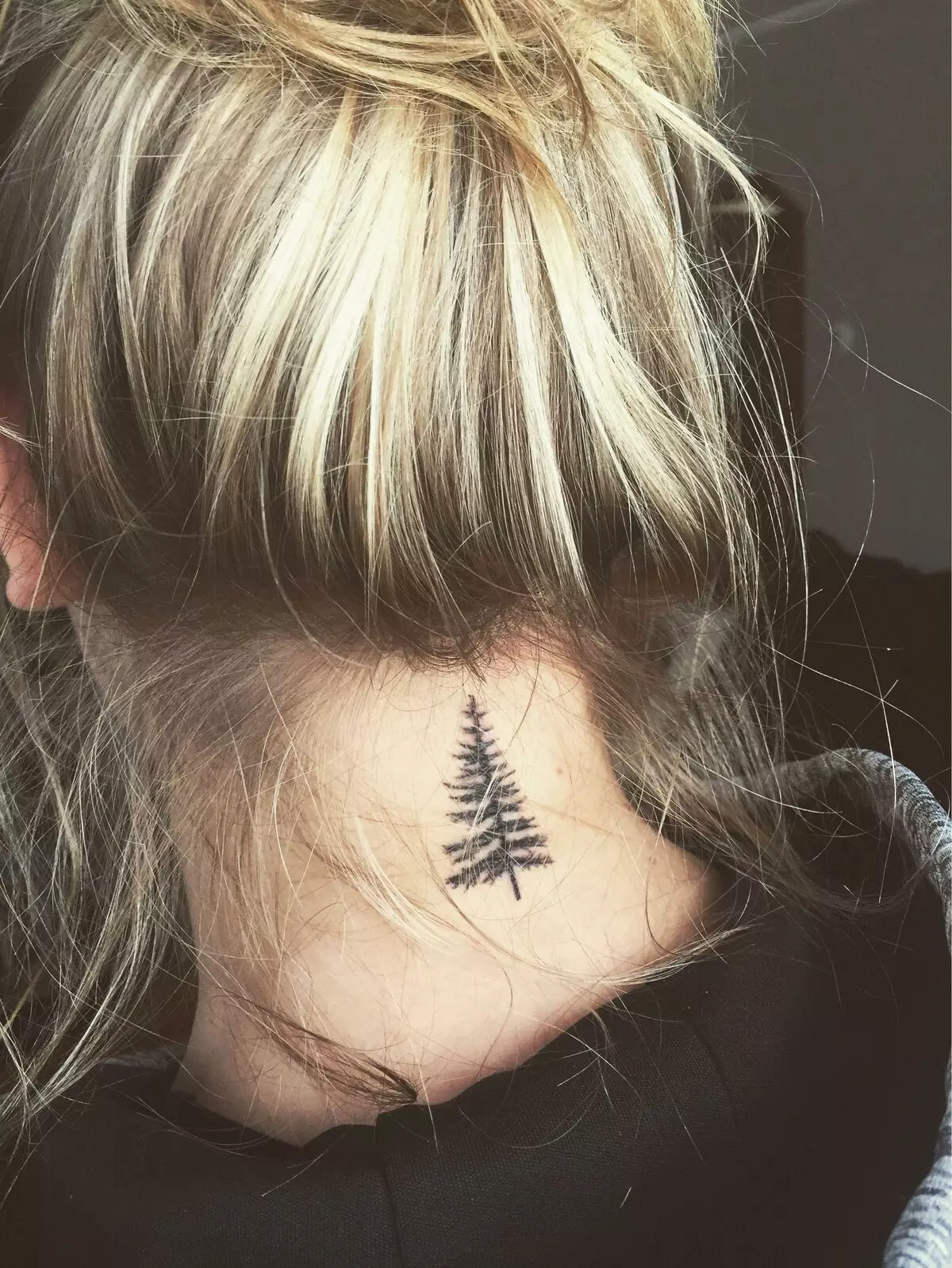 Tatuaje en el cuello (67 fotos): bocetos, inscripciones en el cuello de la espalda y pequeño tatuaje en la garganta en frente, estrellas y hermosas flores en el lateral, otros tatuajes geniales 13945_45