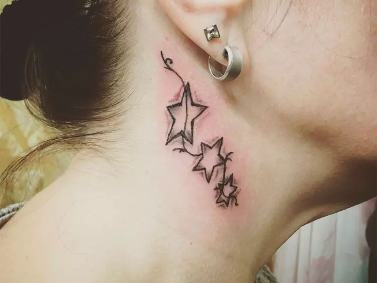Tetovaža na vratu (67 fotografija): skice, natpisi na vratu leđa i mala tetovaža na grlu ispred, zvijezde i prekrasno cvijeće sa strane, druge cool tetovaže 13945_46