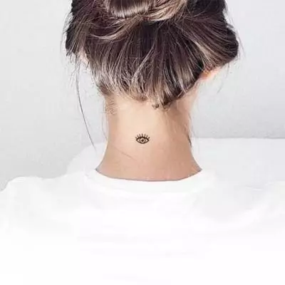 Tatuaje en el cuello (67 fotos): bocetos, inscripciones en el cuello de la espalda y pequeño tatuaje en la garganta en frente, estrellas y hermosas flores en el lateral, otros tatuajes geniales 13945_49