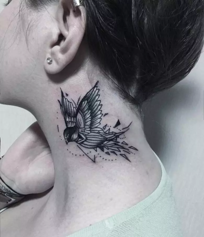 Tetovaža na vratu (67 fotografija): skice, natpisi na vratu leđa i mala tetovaža na grlu ispred, zvijezde i prekrasno cvijeće sa strane, druge cool tetovaže 13945_5