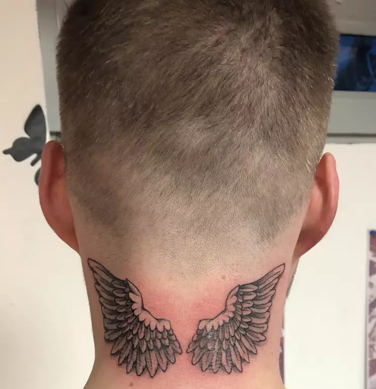 Tatuaje en el cuello (67 fotos): bocetos, inscripciones en el cuello de la espalda y pequeño tatuaje en la garganta en frente, estrellas y hermosas flores en el lateral, otros tatuajes geniales 13945_50