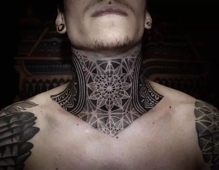 Tetovaža na vratu (67 fotografija): skice, natpisi na vratu leđa i mala tetovaža na grlu ispred, zvijezde i prekrasno cvijeće sa strane, druge cool tetovaže 13945_53