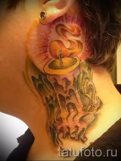 Tetovaža na vratu (67 fotografija): skice, natpisi na vratu leđa i mala tetovaža na grlu ispred, zvijezde i prekrasno cvijeće sa strane, druge cool tetovaže 13945_54