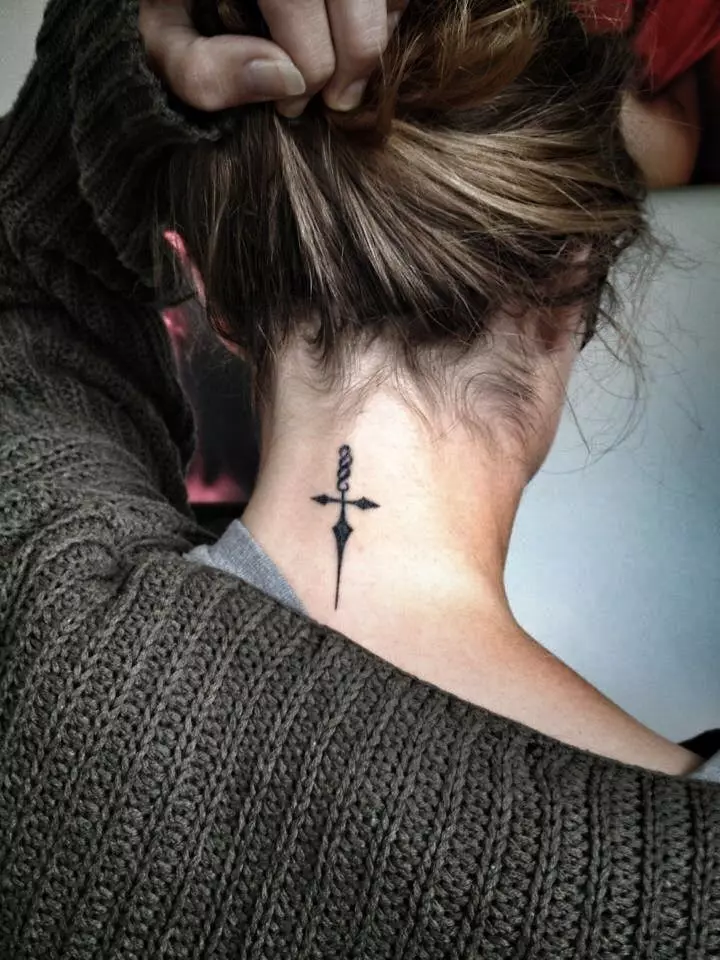 Tetovaža na vratu (67 fotografija): skice, natpisi na vratu leđa i mala tetovaža na grlu ispred, zvijezde i prekrasno cvijeće sa strane, druge cool tetovaže 13945_56