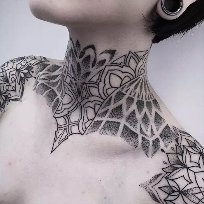 Tetovaža na vratu (67 fotografija): skice, natpisi na vratu leđa i mala tetovaža na grlu ispred, zvijezde i prekrasno cvijeće sa strane, druge cool tetovaže 13945_59