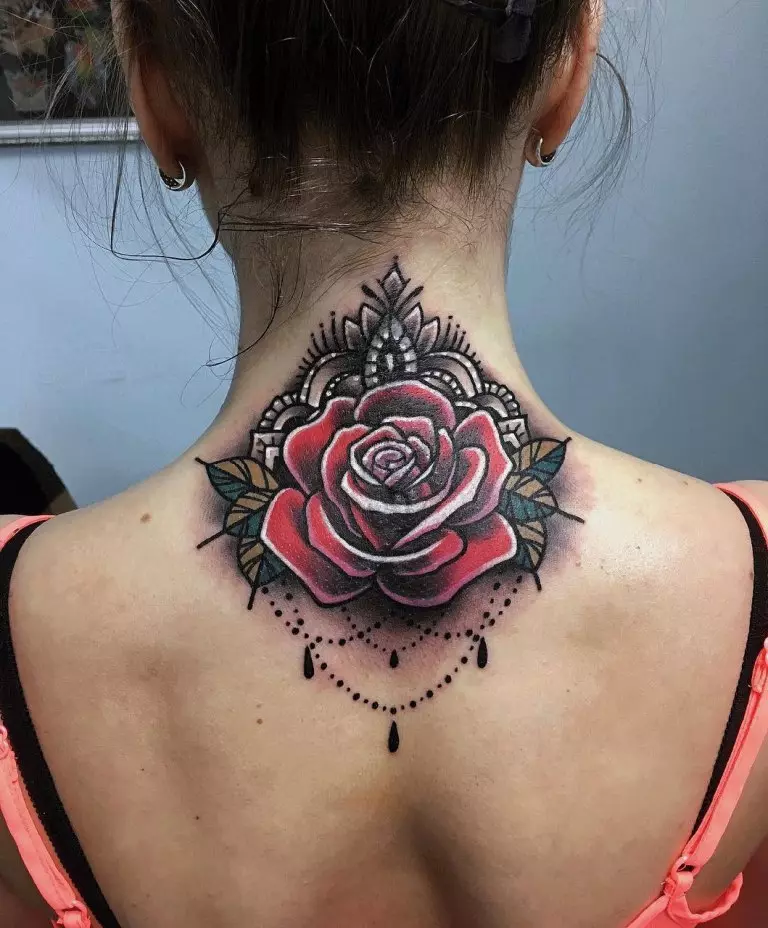 Tatuaje en el cuello (67 fotos): bocetos, inscripciones en el cuello de la espalda y pequeño tatuaje en la garganta en frente, estrellas y hermosas flores en el lateral, otros tatuajes geniales 13945_61