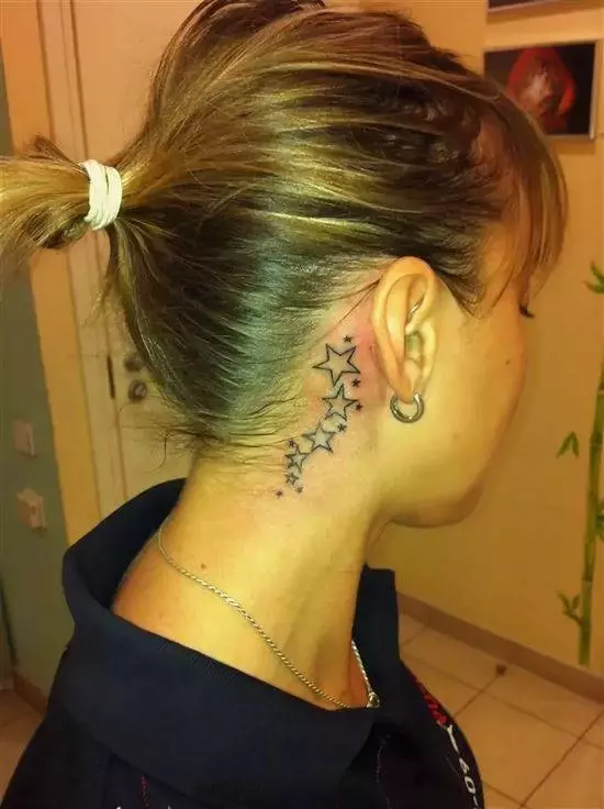 Tatuaje en el cuello (67 fotos): bocetos, inscripciones en el cuello de la espalda y pequeño tatuaje en la garganta en frente, estrellas y hermosas flores en el lateral, otros tatuajes geniales 13945_62